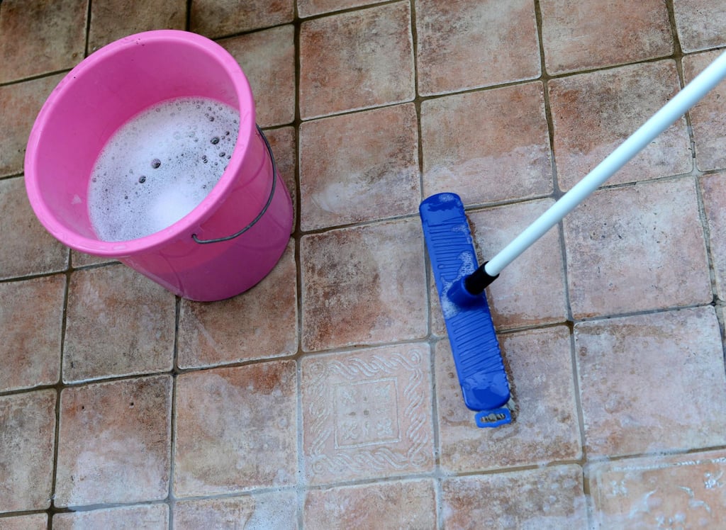 Seifenwasser und Schrubber für die Putzaktion am Güterbahnhof.