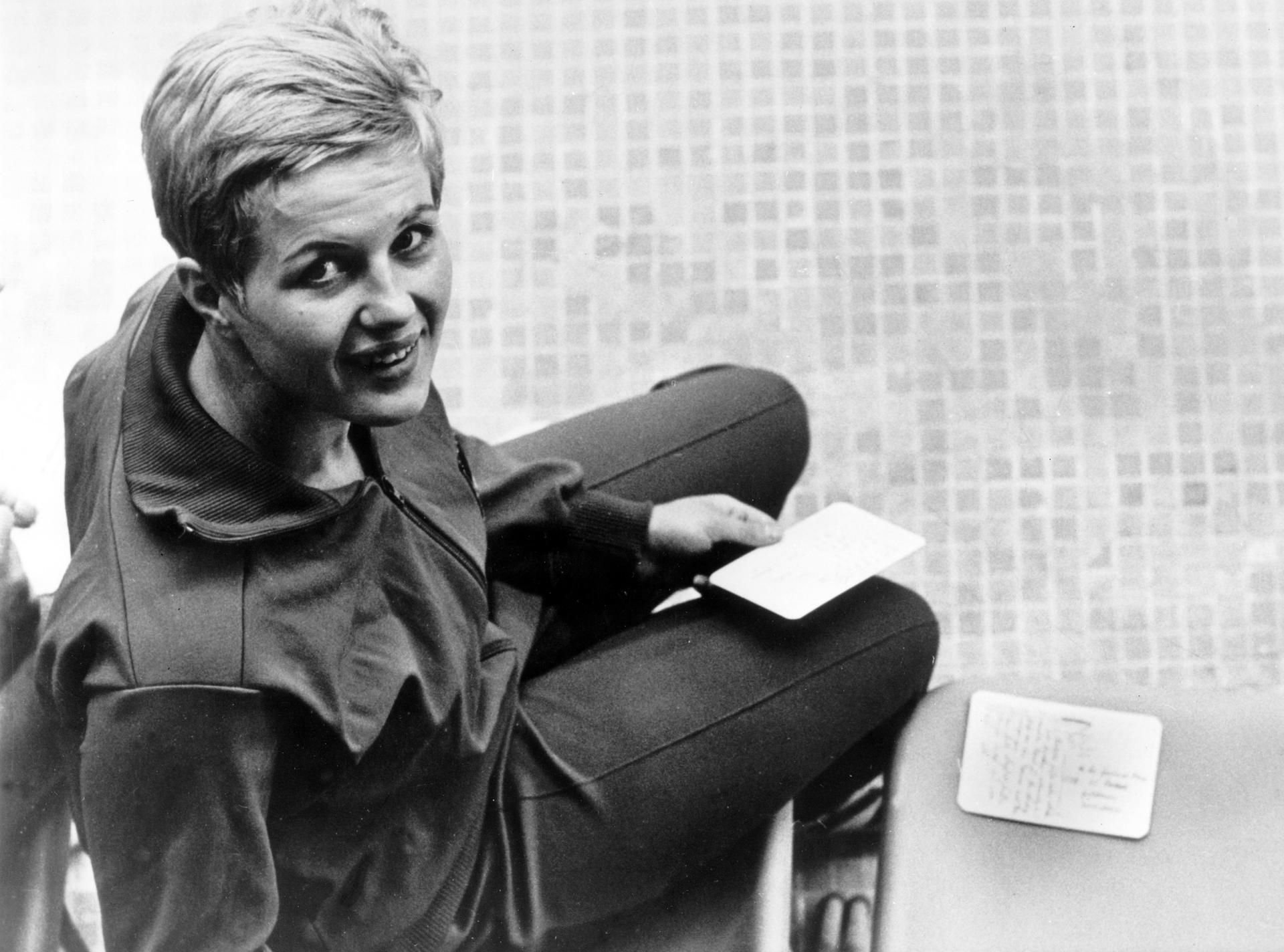 DDR-Kunst- und Turmspringerin Ingrid Gulbin (damals Ingrid Engel-Krämer) aus der Gesamtdeutschen Mannschaft schreibt bei den Olympischen Spielen 1964 in Tokio Postkarten.