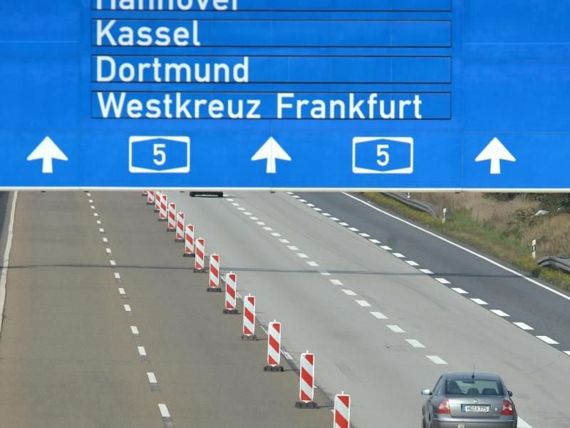 Warnbaken sperren auf der Autobahn A5 Spuren wegen Fahrbahnsanierungsarbeiten. Foto: Arne Dedert/Archiv