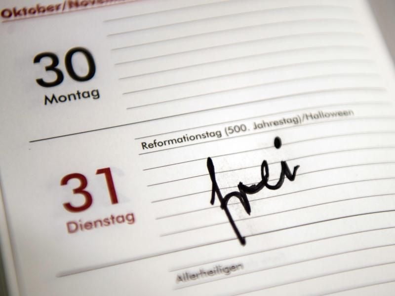 Das Wort „frei” steht in einem Taschenkalender am 31. Oktober 2017. Foto: Sebastian Gollnow/Archiv