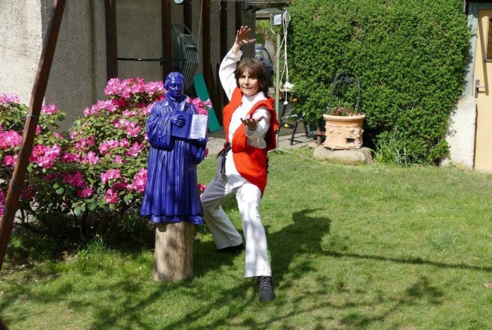 Bärbel Färber während des Livestreams in ihrem Garten