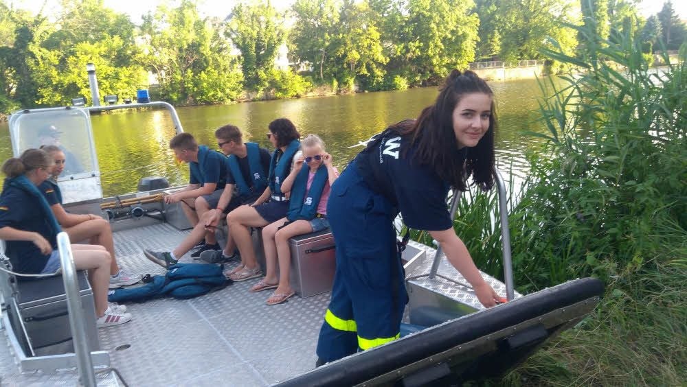 Die 17-jährige Antonia Bräutigam (r.) ist aktives THW-Mitglied. Beim Sommer-Camp legte sie mit dem Arbeitsboot von der Saale ab.