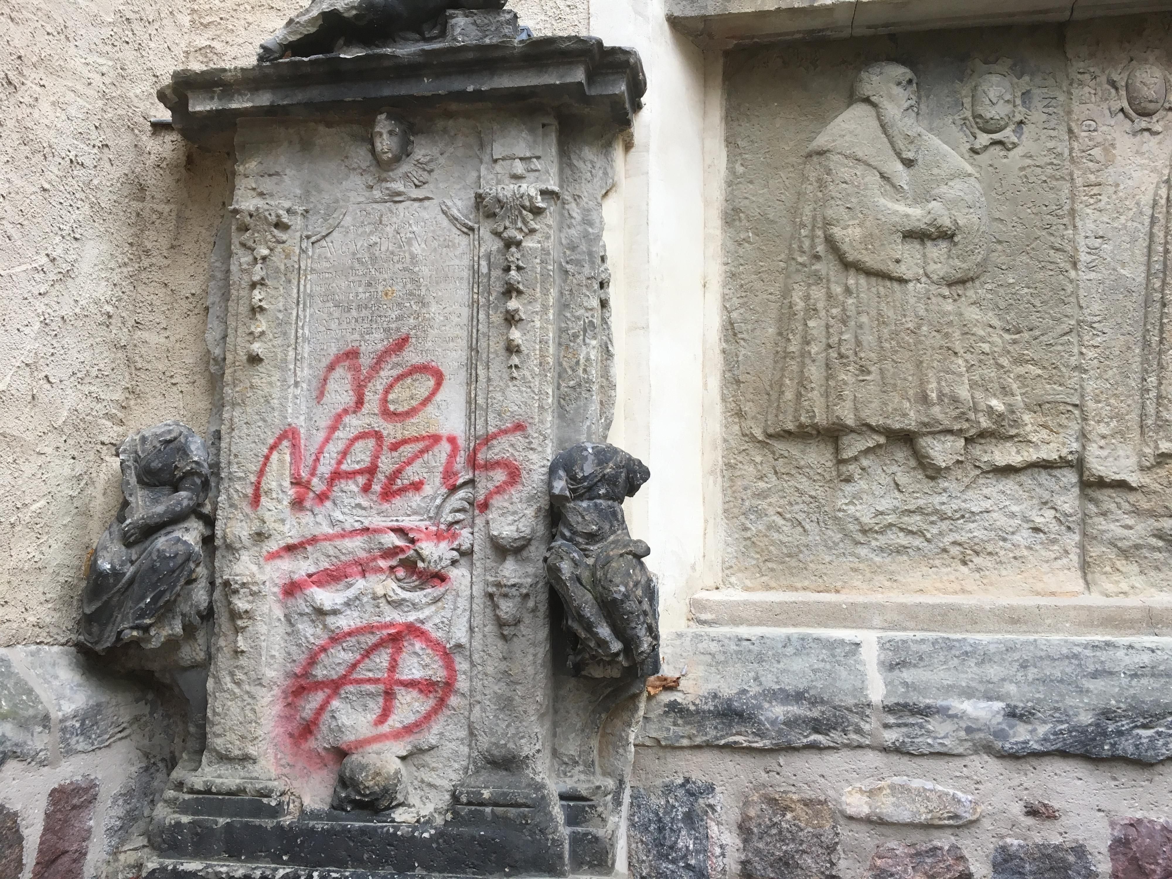 Ein Sandstein-Epitaph an der frisch renovierten Stadtkirche St. Marien in Wittenberg wurde mit roter Farbe beschmiert.