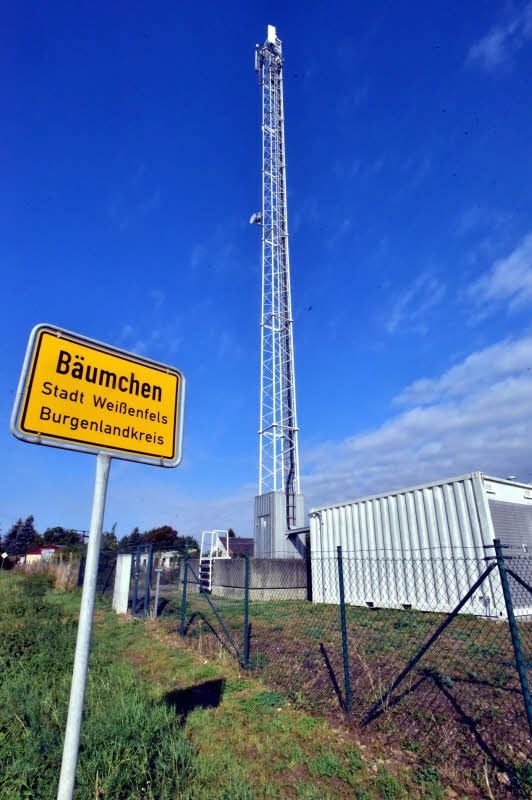 Der Funkmast in Bäumchen ist 20 Meter hoch. Die Telekom kümmert sich auch um die Pflege des Areals.
