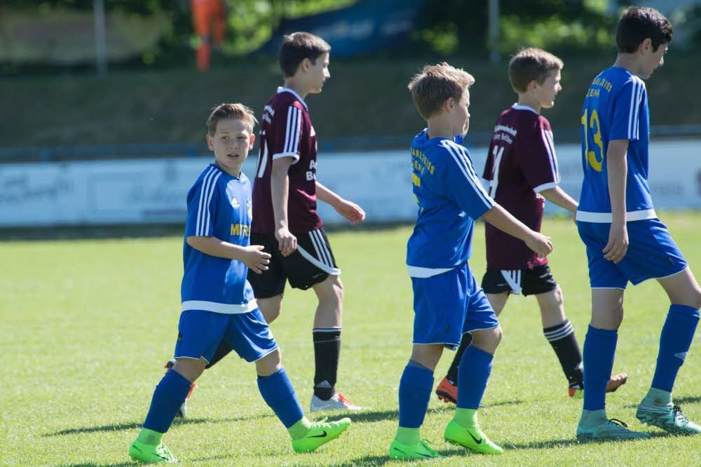 Der Naumburger Pepe Sperling (l.) spielte für den Turnierzweiten Jena.