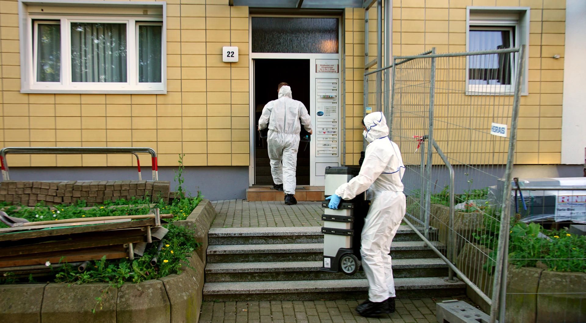 Zwei Mitarbeiter der Spurensicherung an dem Haus in Nordhausen, in dem eine 22 Jahre alte Studentin tot aufgefunden worden war.