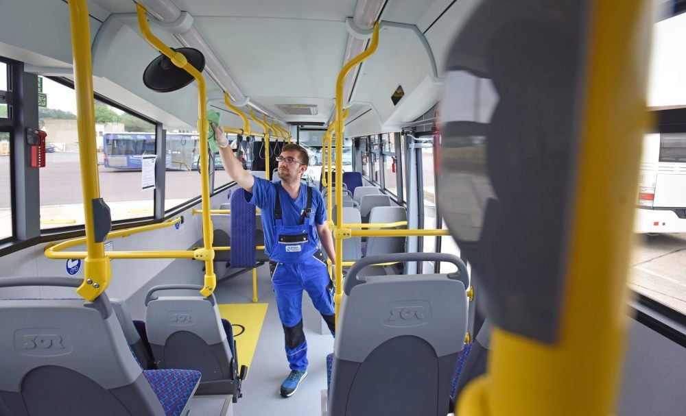 Seit mehr als drei Monaten tägliche Routine: Veit Nelles desinfiziert die Haltegriffe der Busse des Regionalverkehrs.