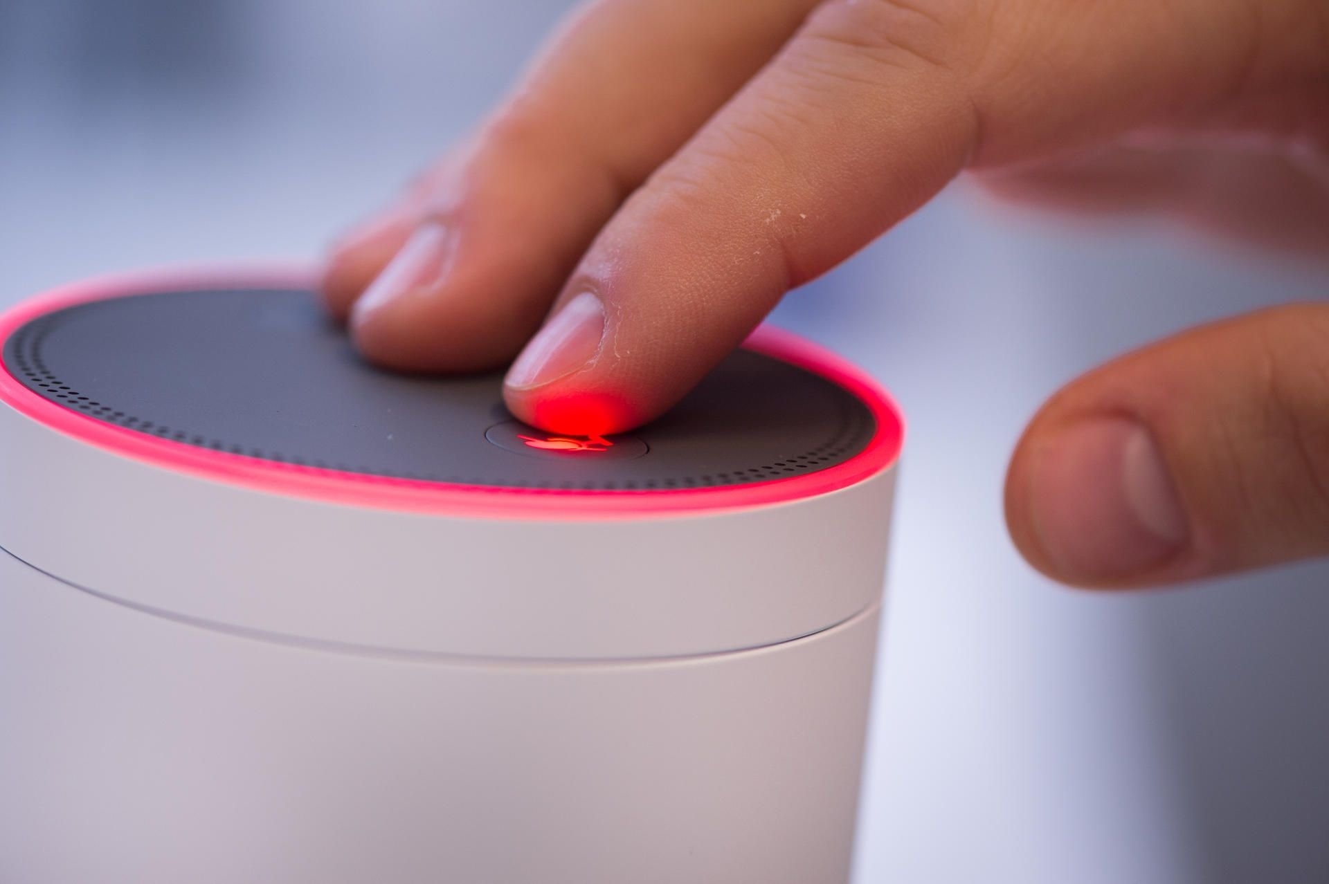 Die Mikro-Taste ist nicht zu verfehlen. Damit stellt der Nutzer bei diesem Echo-Smartspeaker von Amazon ein, ob Alexa zuhören darf oder nicht.