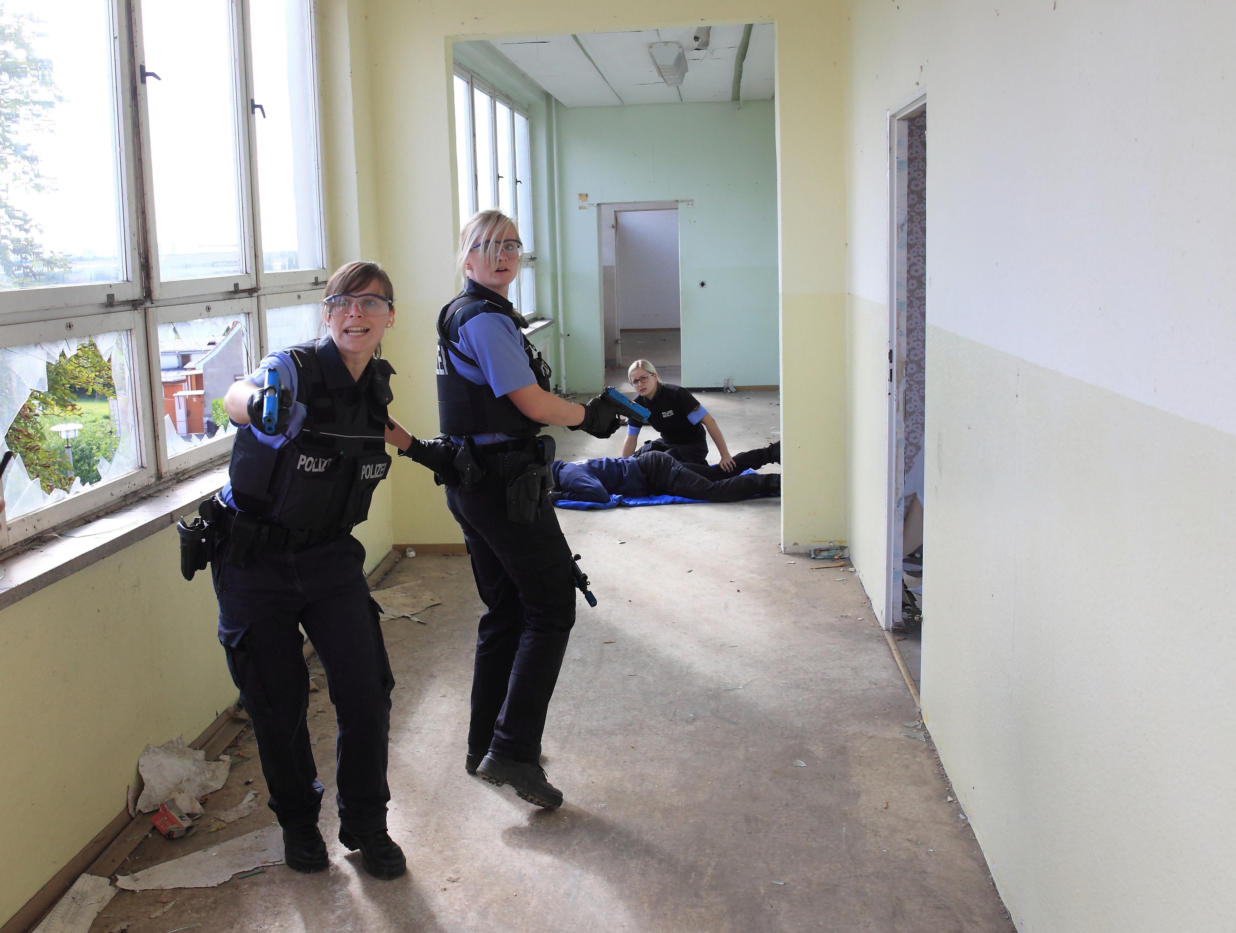 Schüler der Fachhochschule der Polizei üben am 08.08.2016 in einer leerstehenden Hoymer Schule in Seeland (Sachsen-Anhalt).