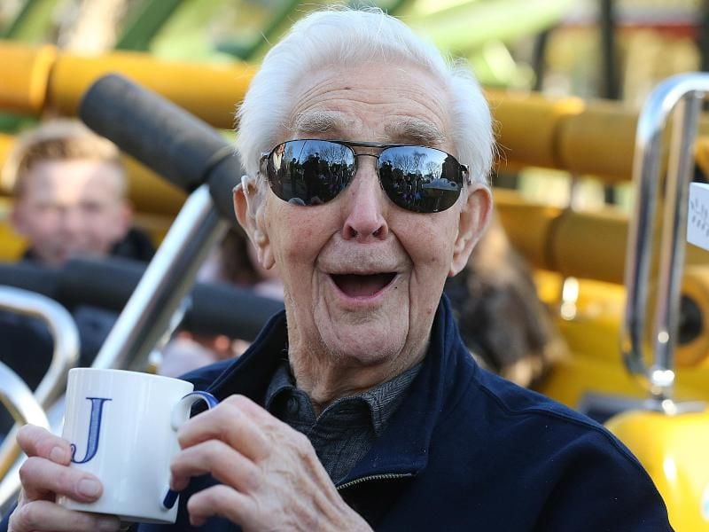 Der 105-jährige Jack Reynolds in der Achterbahn. Foto: Nigel Roddis