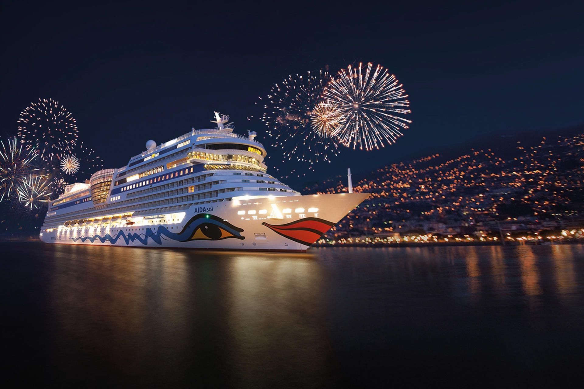 Ein Kreuzfahrtschiff vor schöner Kulisse. Kreuzfahrten liegen im Trend.