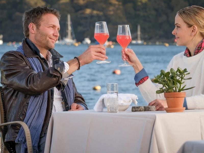 Trotz früherer Unstimmigkeiten beschließen Sandra (Denise Zich) und Luke (Patrik Fichte) sich auf dem Klassentreffen als Paar auszugeben. Foto: ZDF