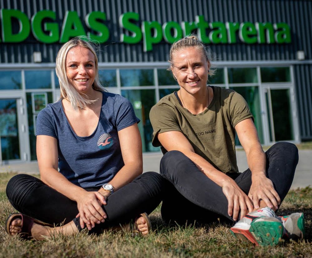 Julia Redder (l.) und Saskia Lang vor ihrer Trainings- und Wettkampfhalle, der Erdgas Arena in Halle-Neustadt
