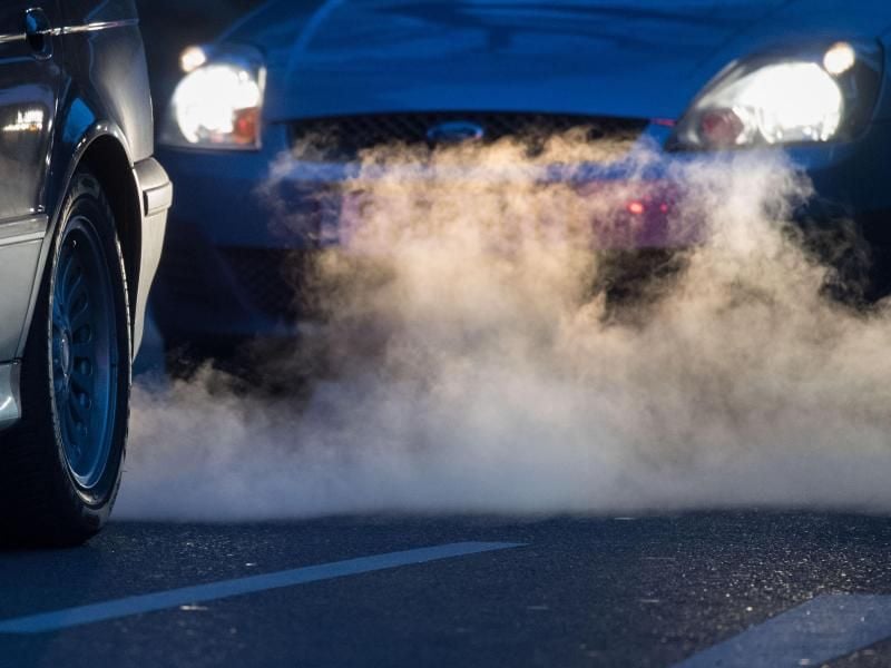 Abgase kommen aus dem Auspuff eines Autos. Foto: Marijan Murat