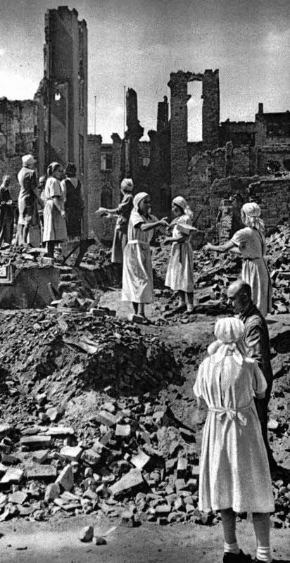 Halle wurde zwar im Krieg von den ganz großen Bombardements verschont. Dennoch mussten hier nach 1945 rund 300.000 Kubikmeter Trümmer beseitigt werden.