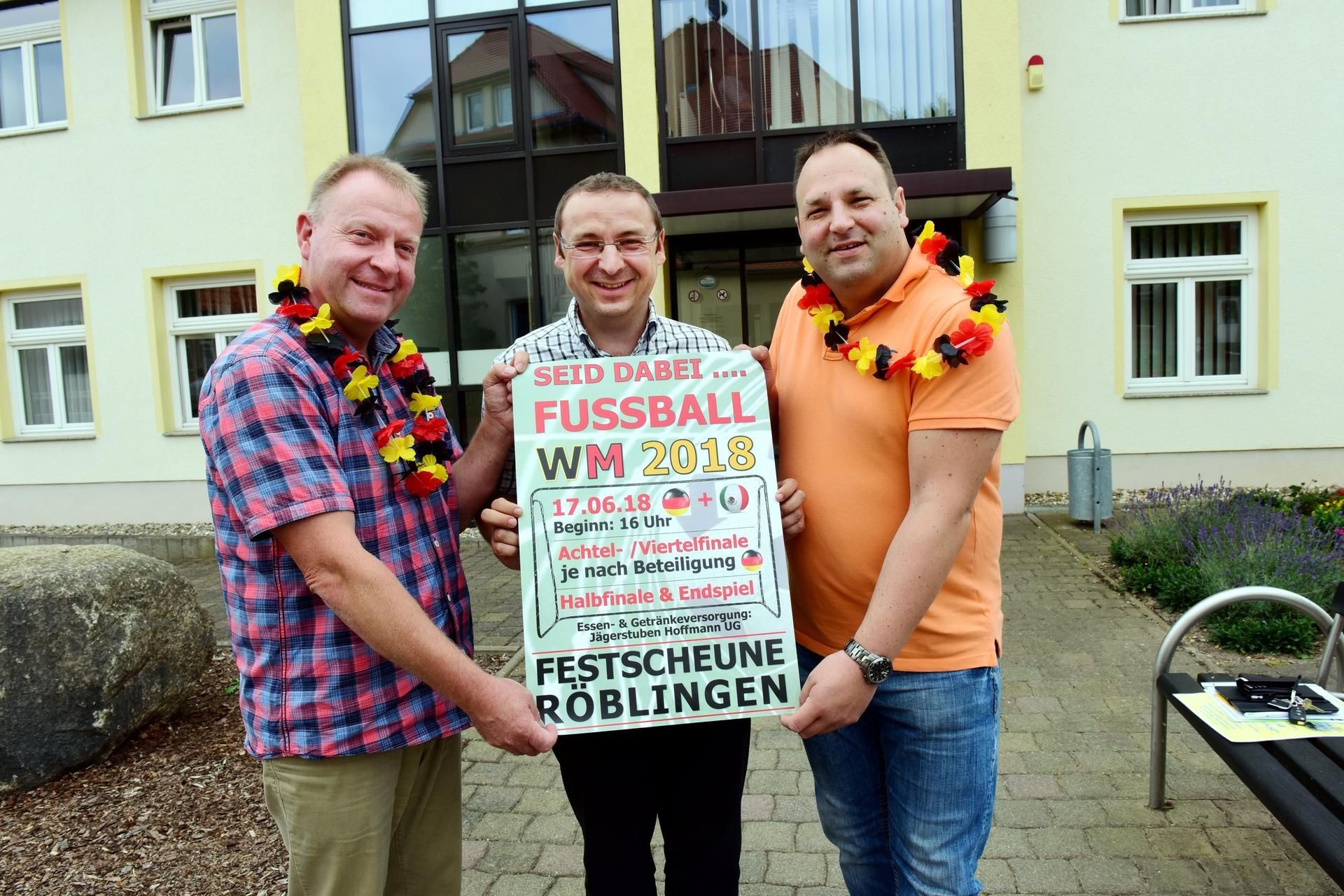 Sie sind gerüstet fürs Fußballschauen in der Röblinger Festscheune: Matthias Hauk, Martin Blümel und René Liebetanz (von links).