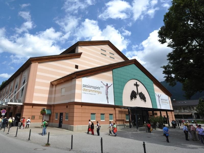 Das Passionsspielhaus in Oberammergau. Foto: Peter Kneffel