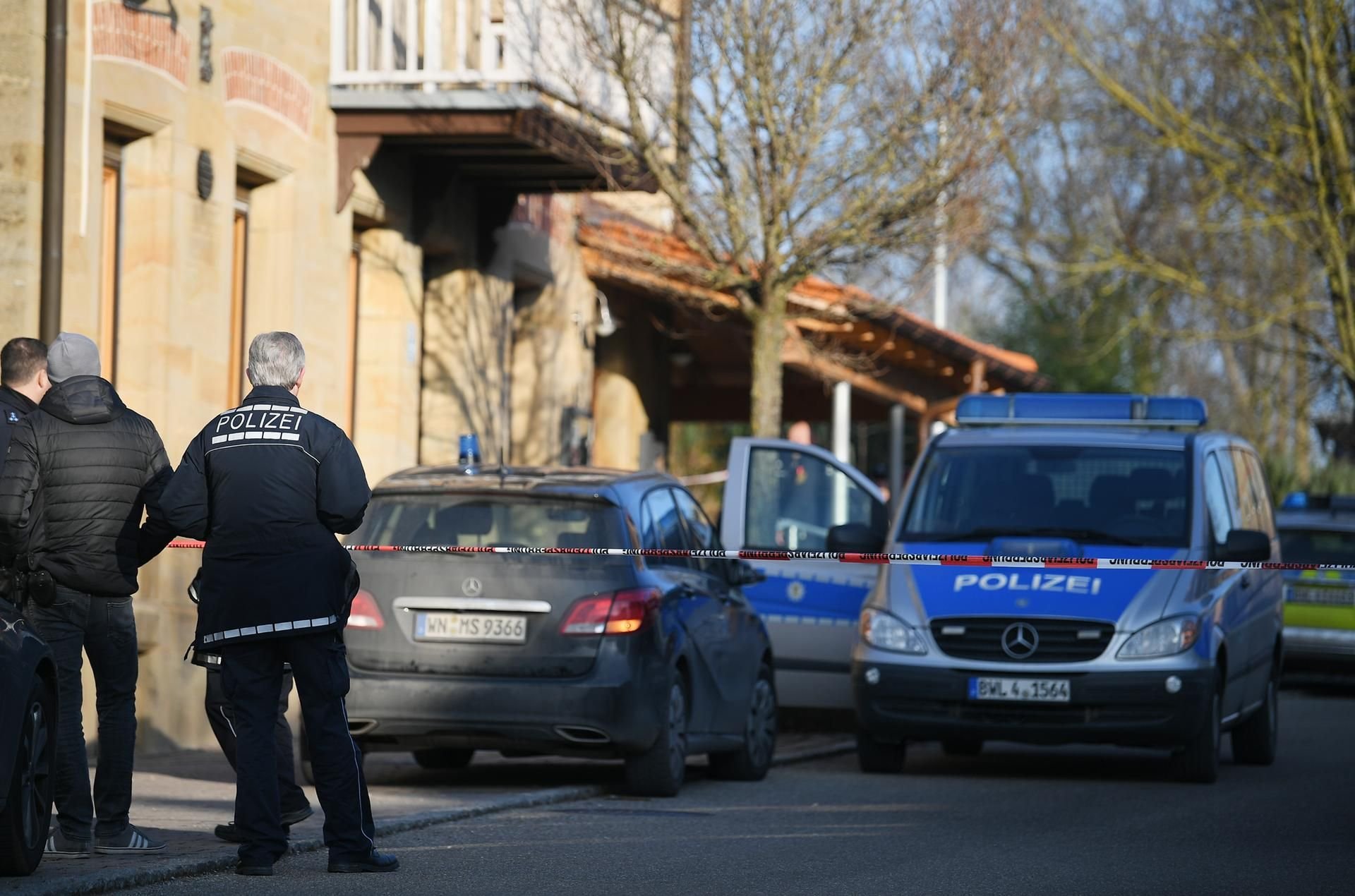 Im Kreis Schwäbisch Hall im Nordosten Baden-Württembergs sind sechs Menschen gestorben - zuvor waren Schüsse gefallen. Laut Polizei ist der Tatverdächtige gefasst.