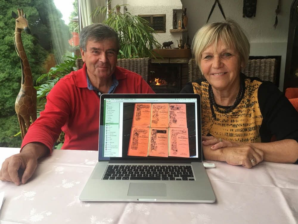 Dieter und Heidi Molle aus Mosigkau mit den abfotografierten sechs Bänden.