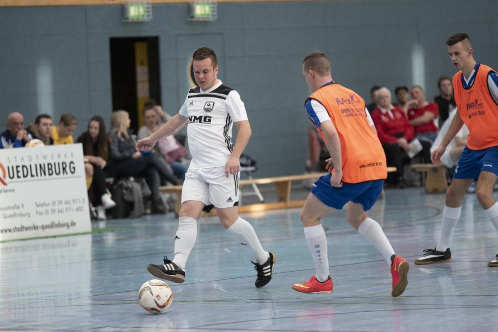 Mit dem 2:1 gegen Darlingerode/Drübeck legt die Erste des QSV (orange) den Grundstein für Platz eins in der Gruppe B in der Vorrunde.