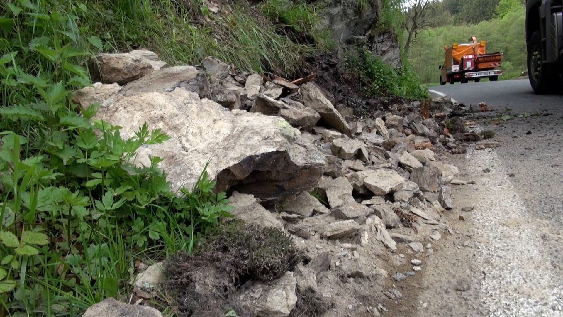 Nach den Regenfällen am Freitag hatte sich Geröll an der L 234 zwischen Silberhütte und Straßberg gelöst.