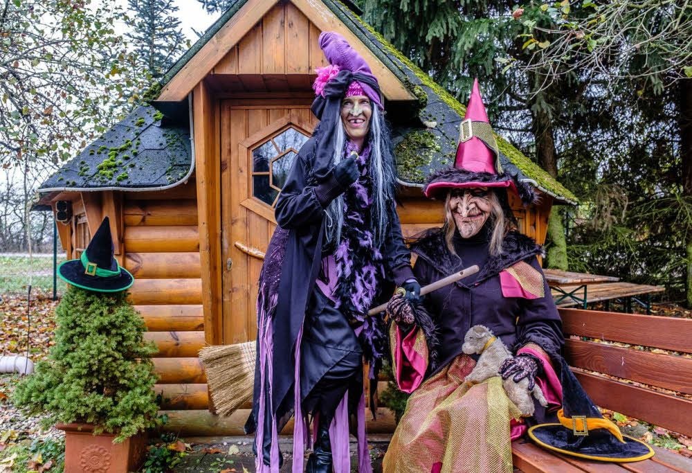 Dies beiden modebewussten Hexen werden am ersten Adventswochenende in der Parkstadt Wörlitz kräftig beim Weihnachtsmärchen mitmischen.