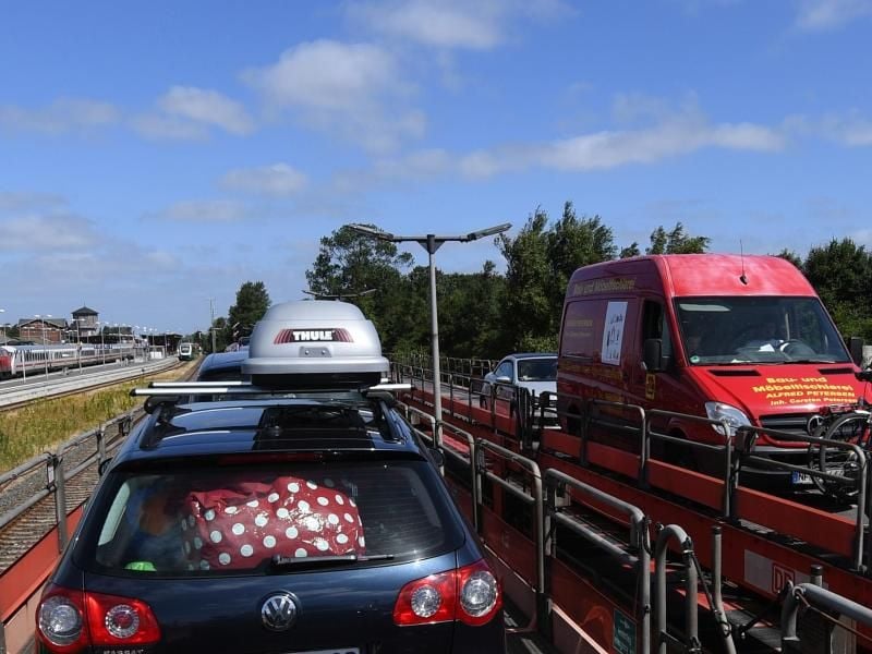 Autos werden auf dem Autoreisezug von der Nordseeinsel Sylt in Richtung Niebüll, Festland, transportiert. Foto: Carsten Rehde/Archivbild