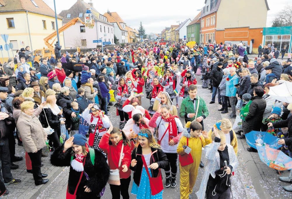 Die Sandersdorfer Innenstadt gleicht bei dem Umzug einem bunten Festgewimmel.