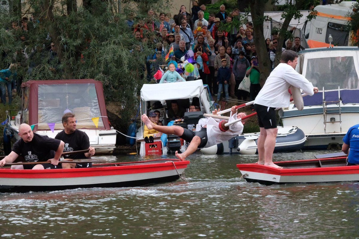 Das traditionelle Fischerstechen der Halloren und der DRK-Wasserrettung
