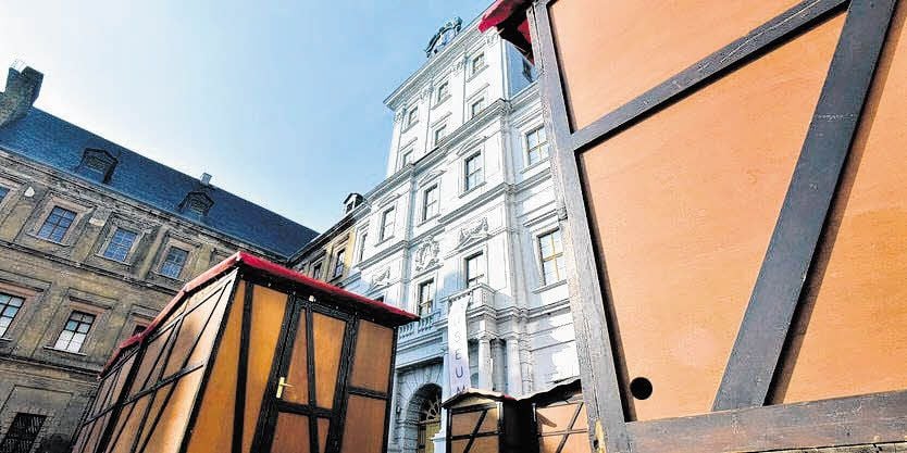 Die Stände für den Ostermarkt sind auf dem Schloss aufgebaut.