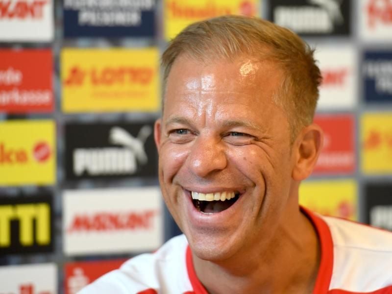 Markus Anfang, Trainer von Holstein Kiel, gibt eine Pressekonferenz. Die Kieler werden in der Relegation gegen den VfL Wolfsburg antreten. Foto: Carsten Rehder