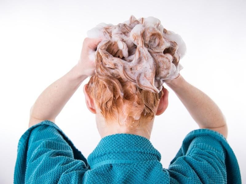 Das Waschen der Haare mit silikonfreiem Shampoo irritiert anfangs: Die Haare brauchen Zeit für die Umstellung. Foto: Christin Klose/dpa-tmn