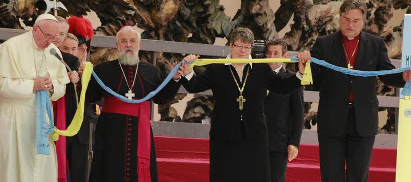 Der anhaltische Kirchenpräsident Joachim Liebig, Landesbischöfin Ilse Junkermann (EKM) und Bischof Gerhard Feige vom Bistum Magdeburg (von rechts) beim Papst Franziskus