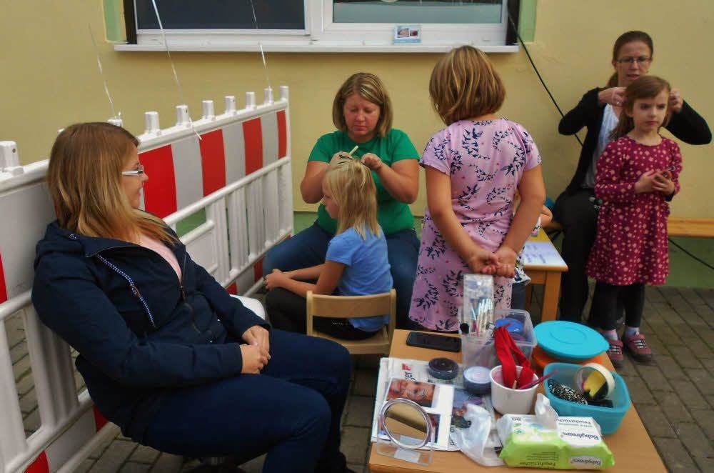 Zu den Angeboten für die Kinder gehörte innerhalb des Festprogramms auch ein Schmink- und Frisierstand.