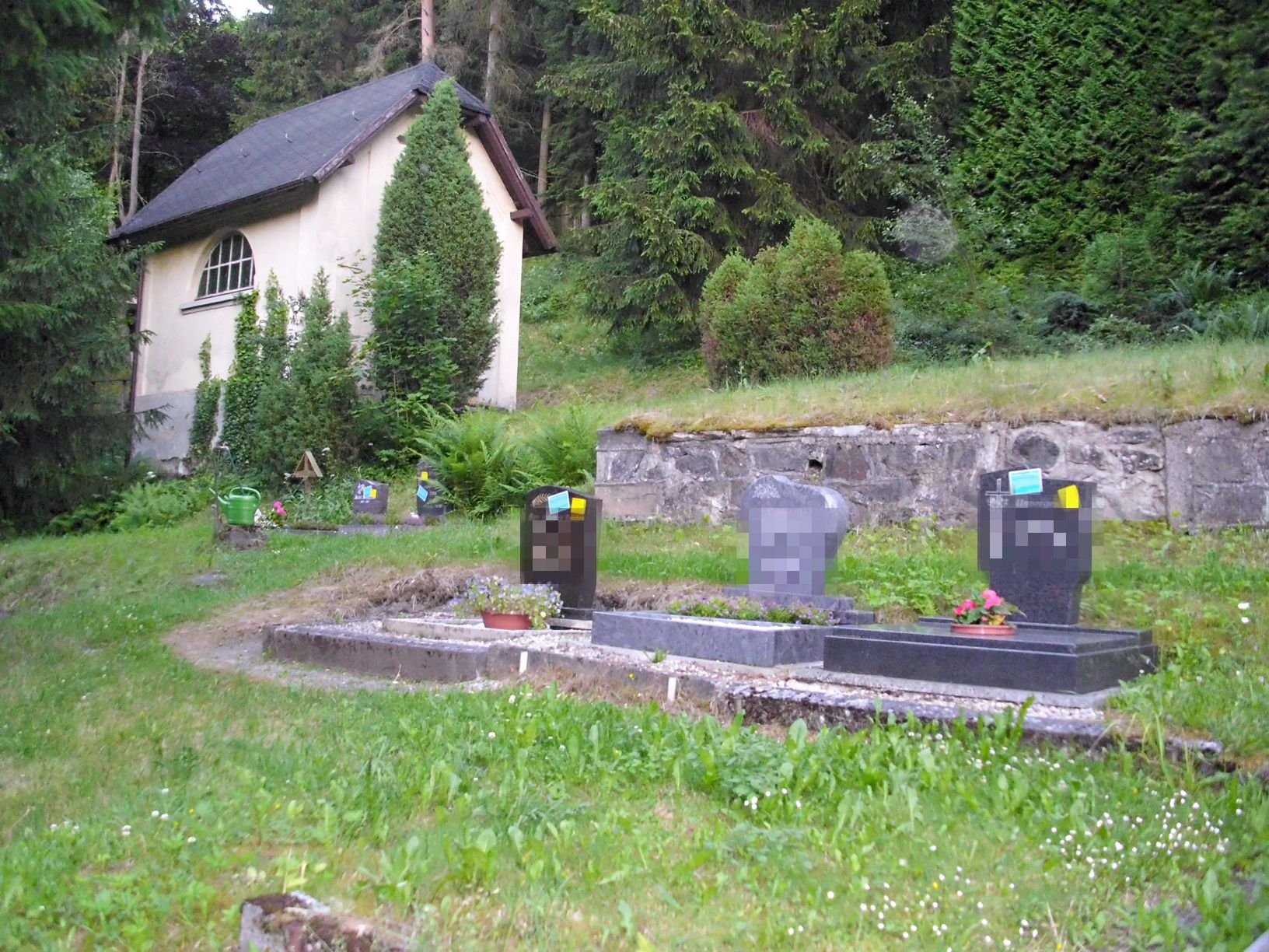 Aufkleber auf Grabsteinen auf dem Friedhof in Silberhütte