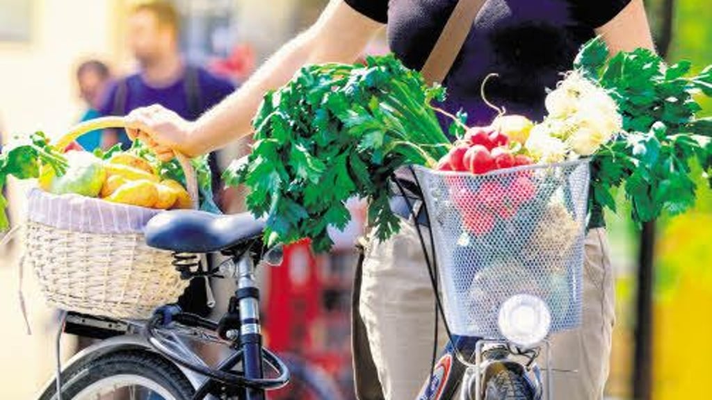 Manja Hinz beim Einkauf - in den Körben finden sich lauter gesunde Sachen.