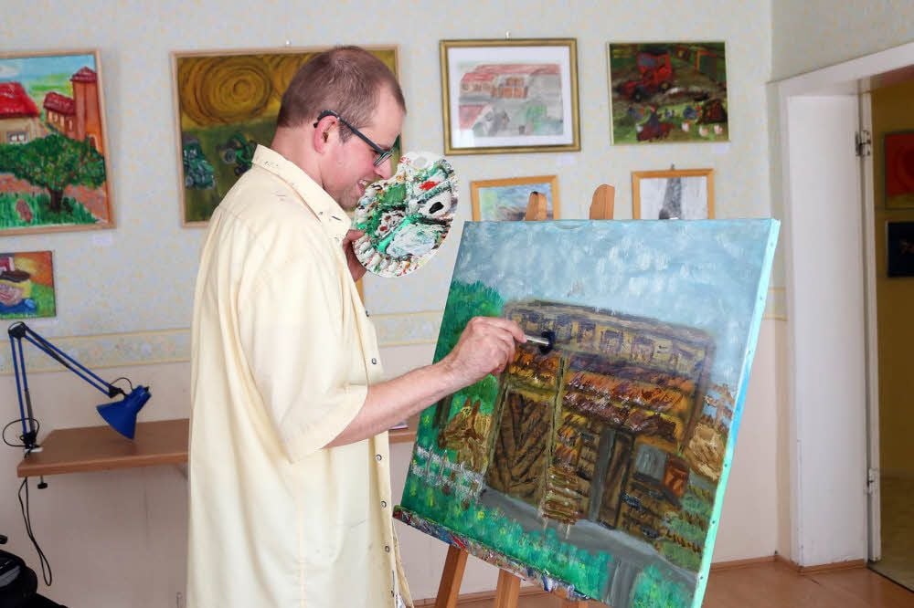 Der Freizeitkünstler Peter Braemer in seinem Atelier in Diebzig