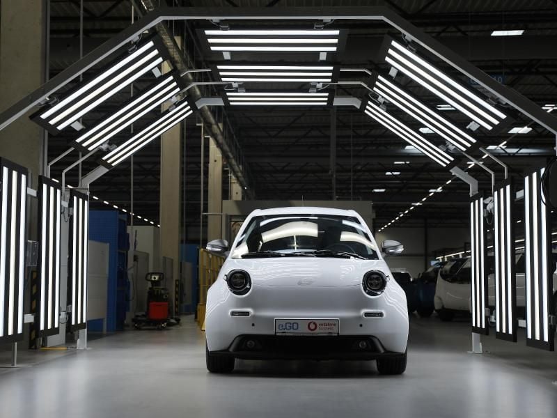 Ein Pkw des Elektroauto-Herstellers e.Go steht in der Werkshalle in der Endabnahme. Der Aachener Elektroautohersteller e.Go Mobile befindet sich in einem Insolvenzverfahren. Foto: Oliver Berg/dpa