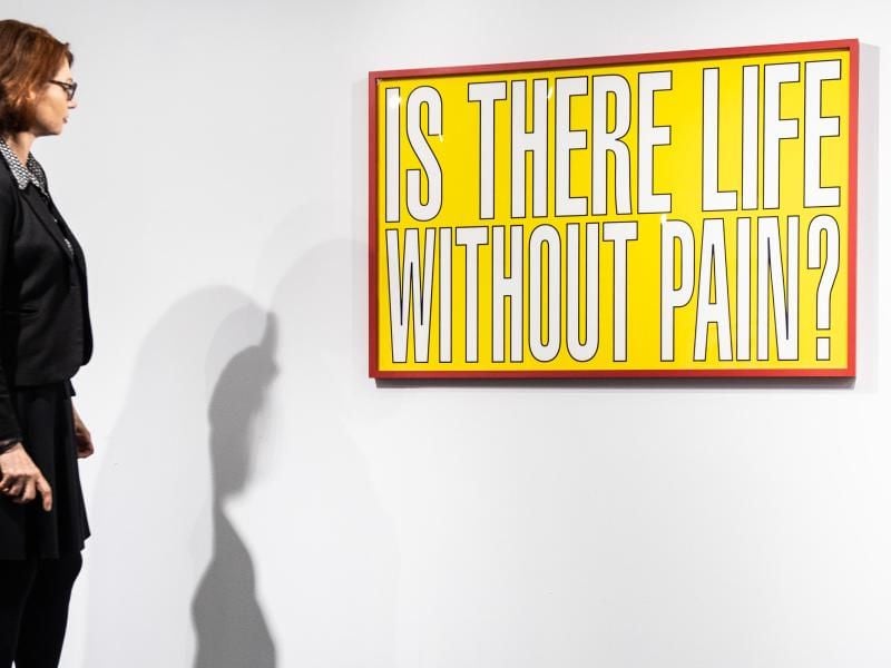 Bettina Ruhrberg, Leiterin des Mönchehaus-Museum, neben dem Kunstdruck "Is there life without pain?" von Barbara Kruger. Foto: Swen Pförtner