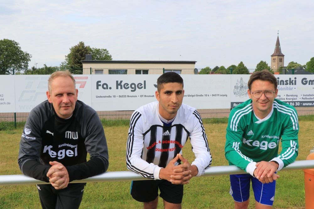 Fußball: Extra für das Zeitungsbild sind Mike Wiele, Neuzugang Hussein Alkabib und Trainer Thomas Vollmann (von links) kurz zusammengerückt.