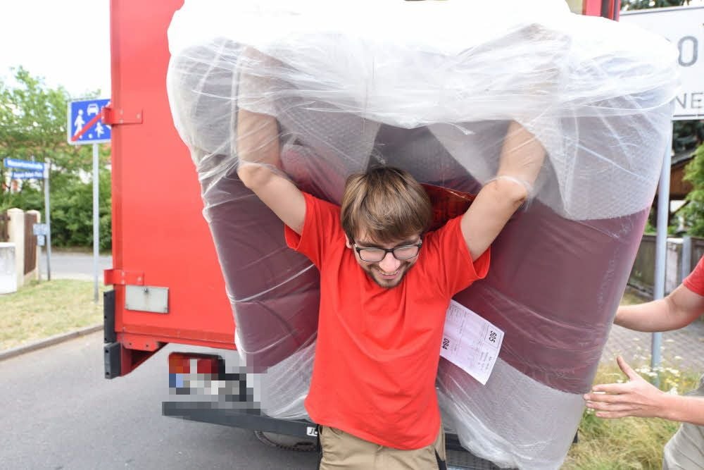 Hände hoch und los: Es sei besser sich die Last auf den Rücken zu packen, erklären mir die Profis.