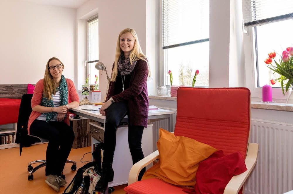 Das 25-Quadratmeter-Apartment ist bereits fertig eingerichtet. Da kann Christine Petry (l.) auch schon ihre Kommilitonin Ann-Christin Geese empfangen.