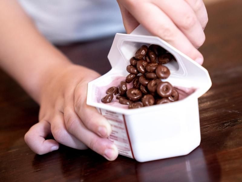 Eltern sollten Puddings und Joghurts mit Toppings eher nicht anbieten. Sie enthalten laut Stiftung Warentest oft zu viel Zucker, Fett und Kalorien. Foto: Florian Schuh/dpa-tmn
