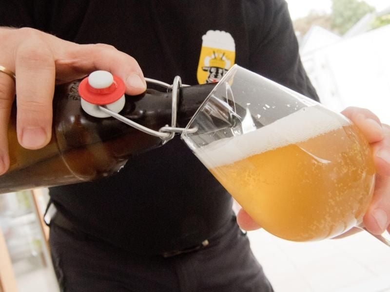 Jan Evermann braut in seiner Hobby-Brauanlage im heimischen Garten sein eigenes Bier. Bei einem Biergang kommen maximal 75 Liter Bier heraus. Foto: Stefan Sauer