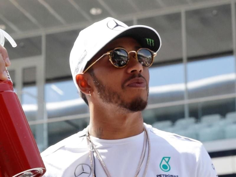 Lewis Hamilton rechnet mit einer baldigen Entscheidung über seinen neuen Vertrag bei Mercedes. Foto: Pavel Golovkin/AP