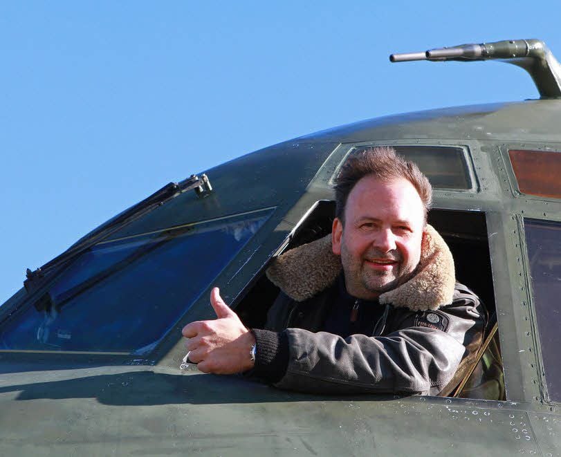 Unternehmer und Flugzeugsammler Clemens Aulich schaut aus dem Fenster des Cockpits der Militärmaschine Transall C-160.