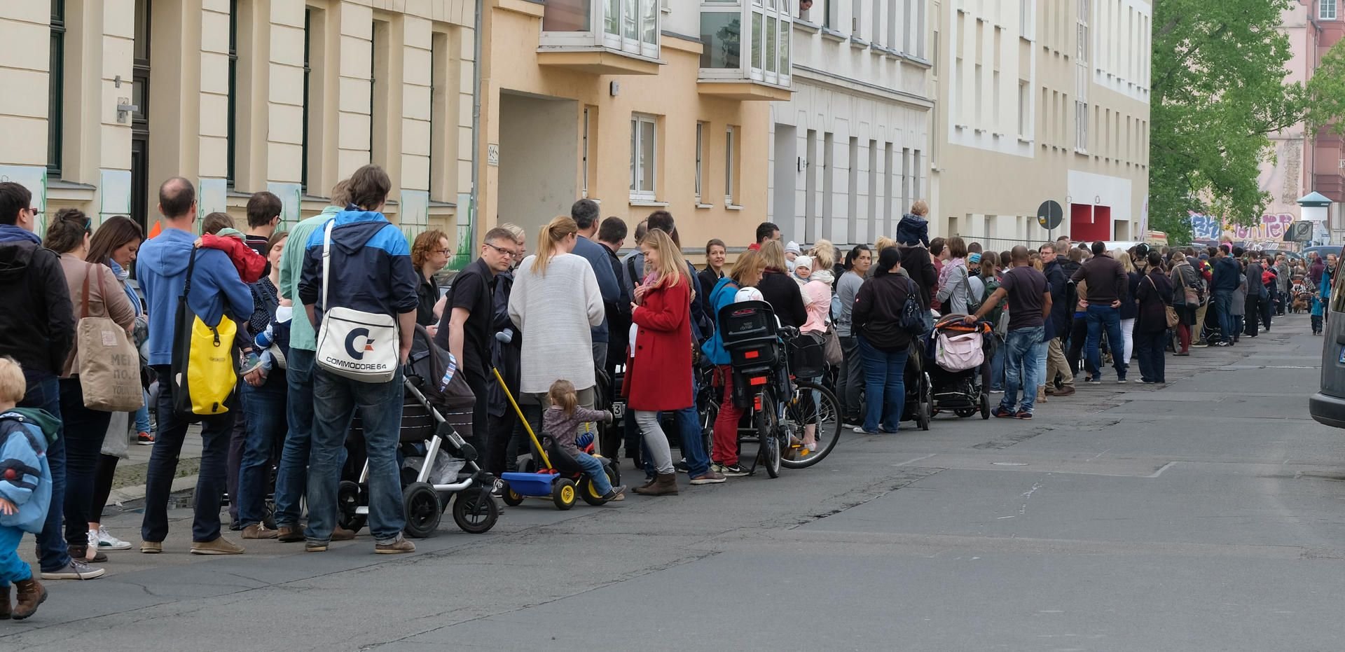Etwa 450 Eltern stehen vor der Leipziger Kindertagesstätte „Tillj“ Schlange, um ihre Kinder anzumelden.