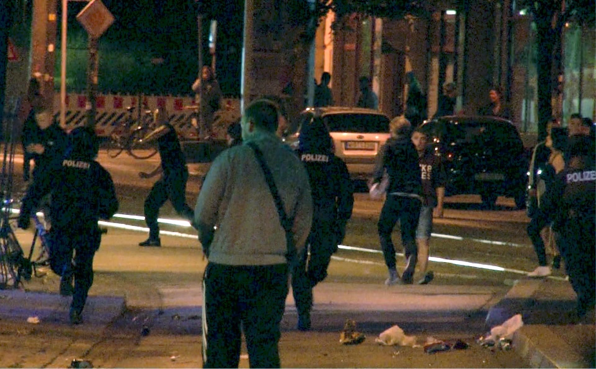 Männer werfen in der Nacht zum Samstag in Magdeburg auf dem Hasselbachplatz mit Gegenständen auf Polizisten.