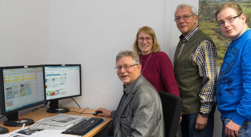 Mathias Hoppe, Heinz-Ulrich Stolze und Isolde Kakoschky schauen Chefreporter Wolfram Bahn (v.r.) bei seiner Arbeit über die Schulter.