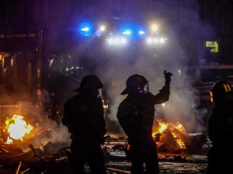 Polizisten stehen während des G20-Gipfels im Schanzenviertel. Foto: Michael Kappeler/Archiv